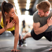Partner Workout: Frau und Mann machen gemeinsam Sport