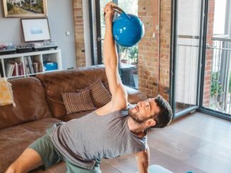 Beitragsbild: Mann mit Kettlebell