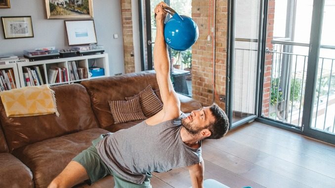 NEW MAGAZINE CS THUMBNAIL (2) Beitragsbild: Mann mit Kettlebell