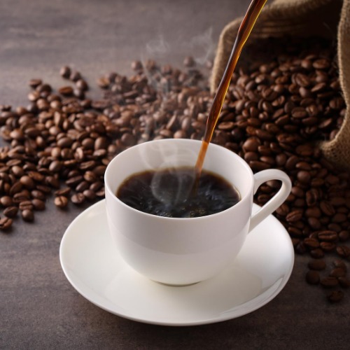 Kaffee und Kaffeebohnen
